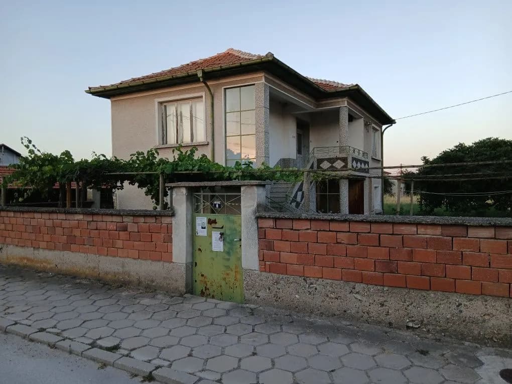 Graf İgnatovo'da İki Katlı Ev ve Bahçe