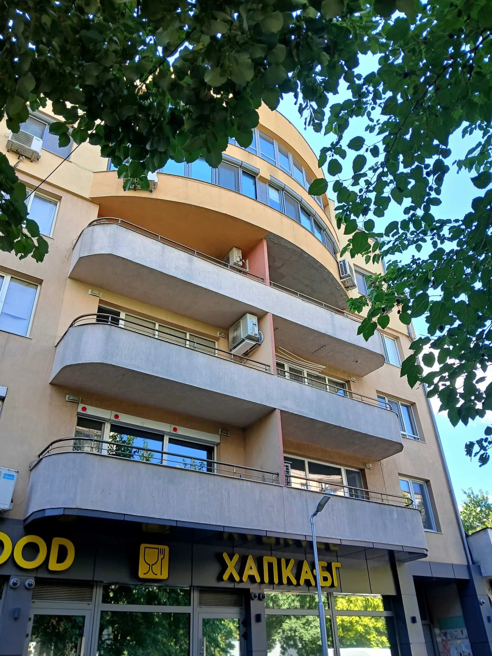 Plovdiv'de Harika, İki Odalı, Tam Döşemeli Apartman, NAP Yanında, Net Alan 62 m², Geçişsiz, 2. Kat, Doğu Cephesi