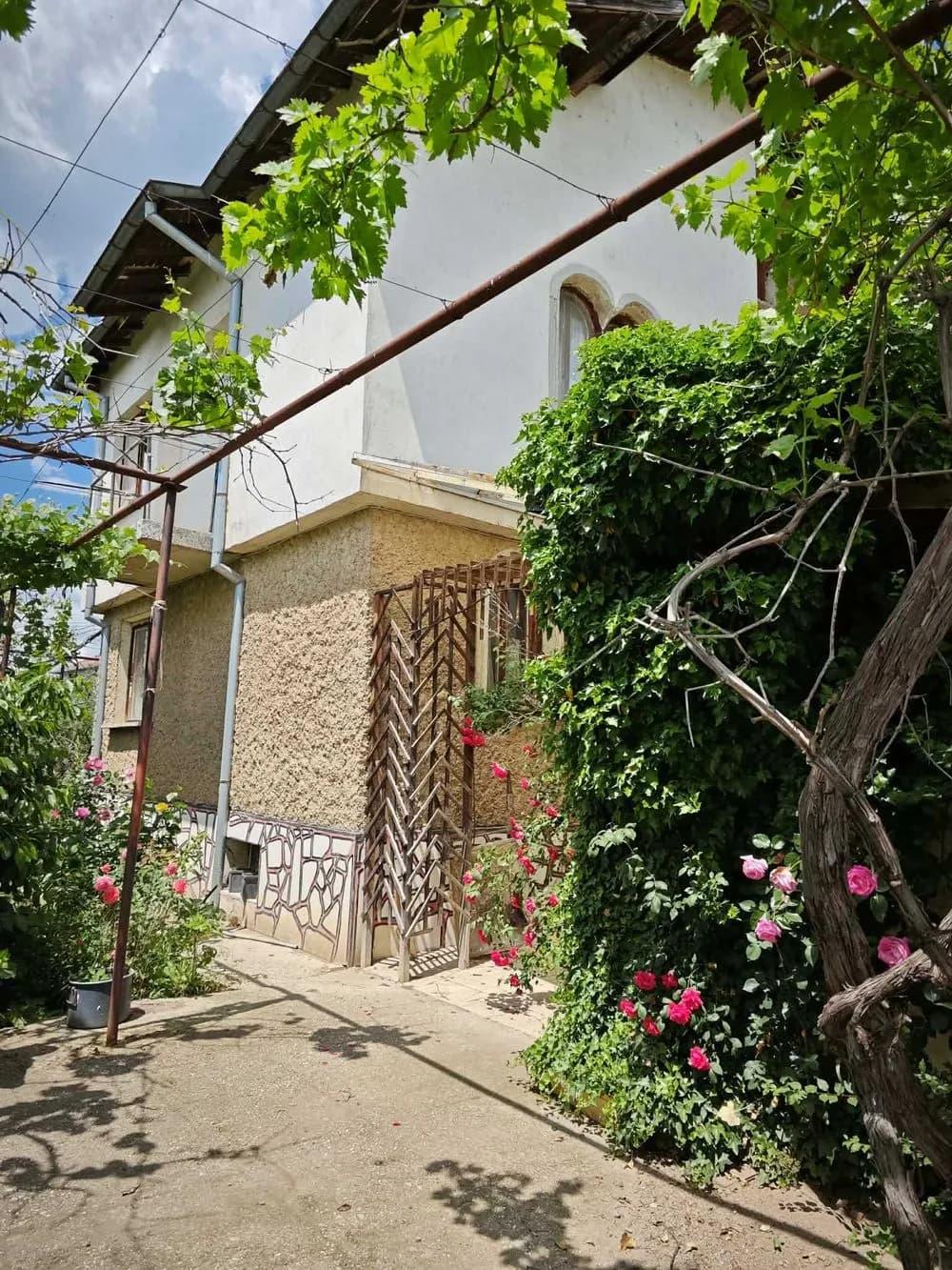 Pazardzhik (Tatar Pazarcık) Yakınında Bahçeli 3 Katlı Ev – Zevkinize Göre Yenileme Fırsatı!