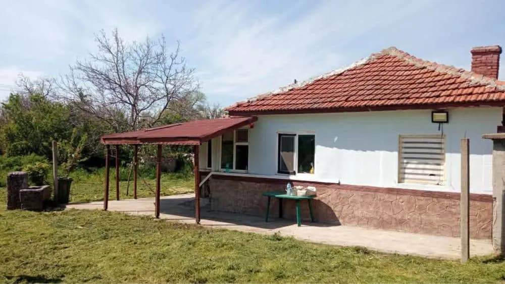 Tundzha yakınında geniş bahçeli müstakil ev