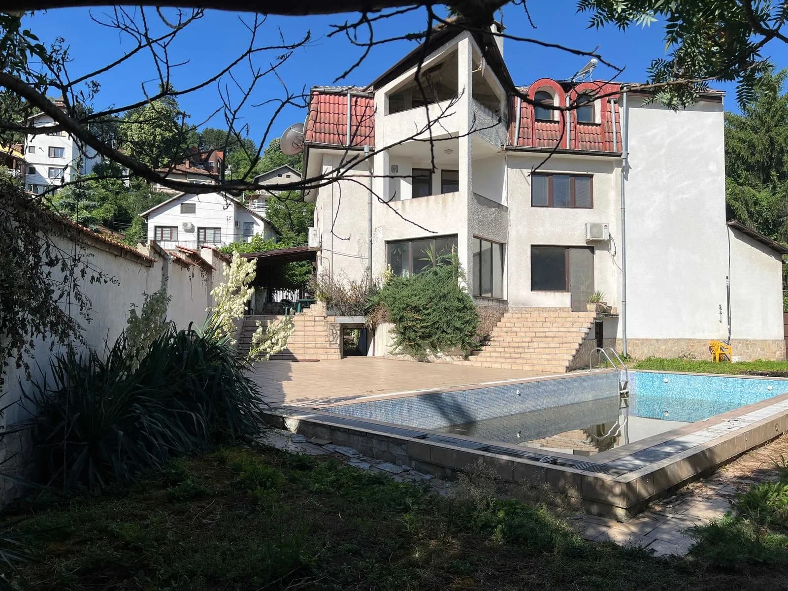 Göl Manzaralı! Üç Katlı Havuzlu Villa, İmalathane ve Misafir Evi — 878 m² + 670 m² İki Parselde, Pançarevo