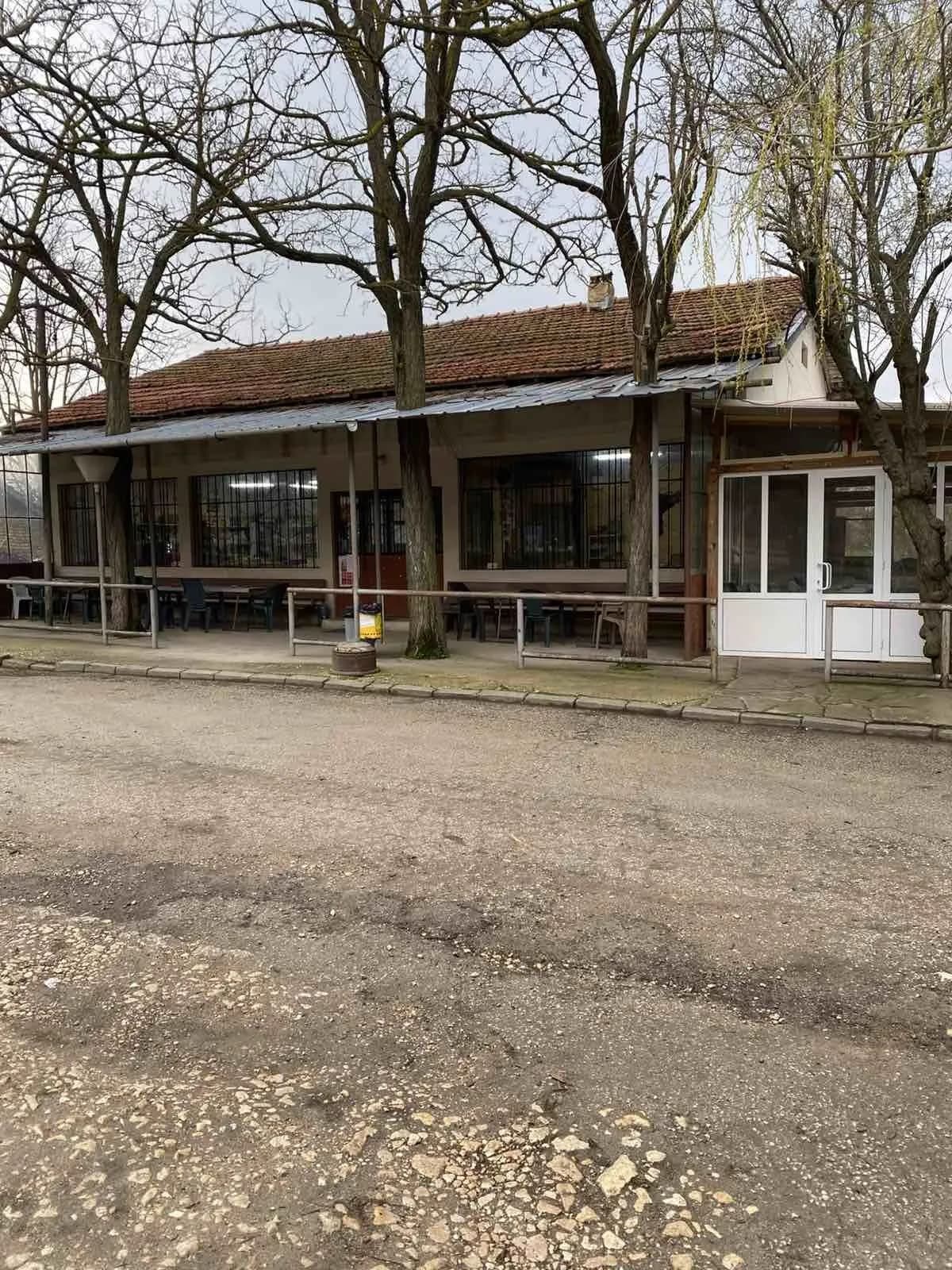 Tutrakantsı'da Gıda Mağazası ve Aperitif Kafesi