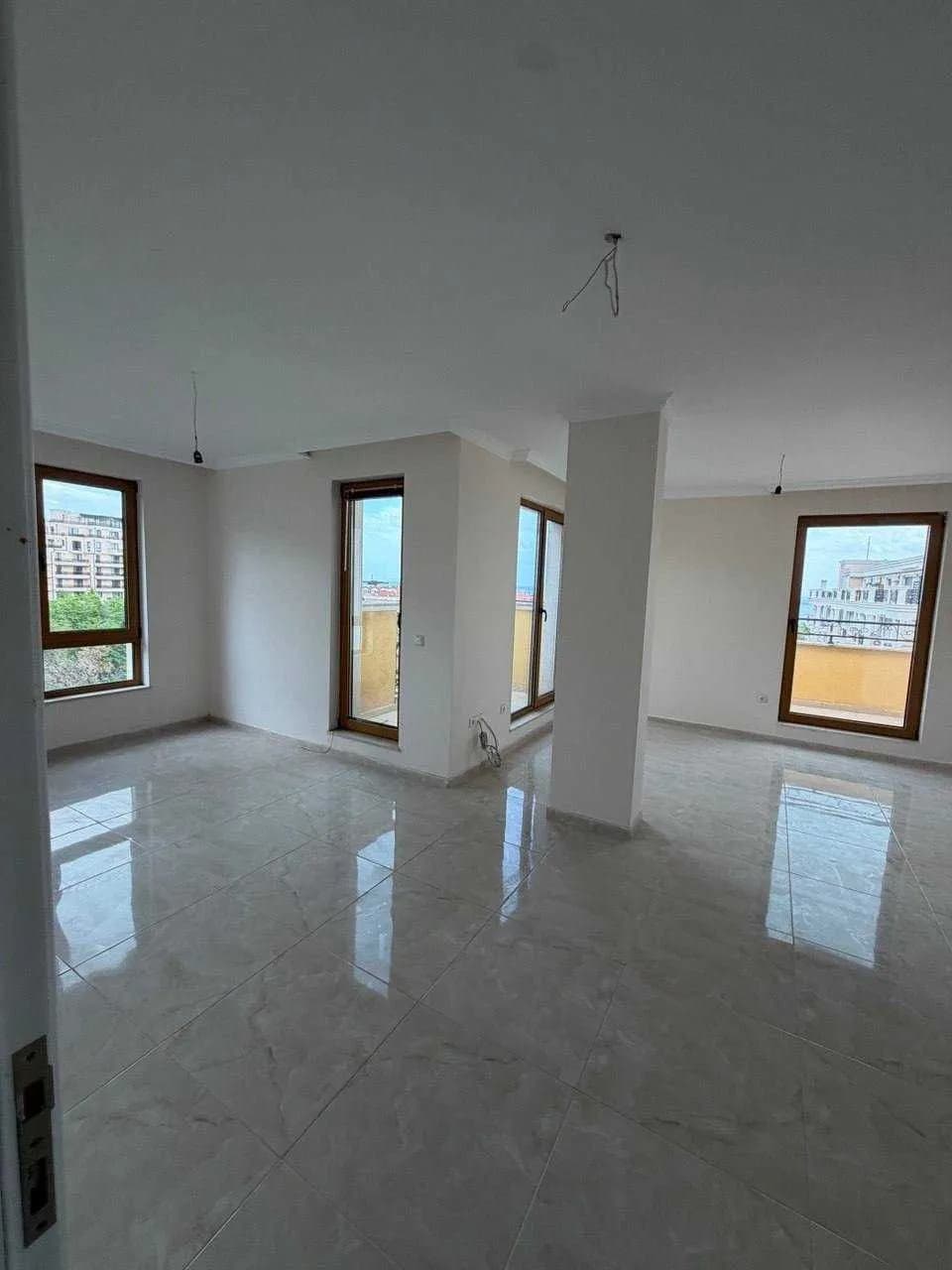 Villa Florence Kompleksinde Dörtodalalı Mobilyasız Daire