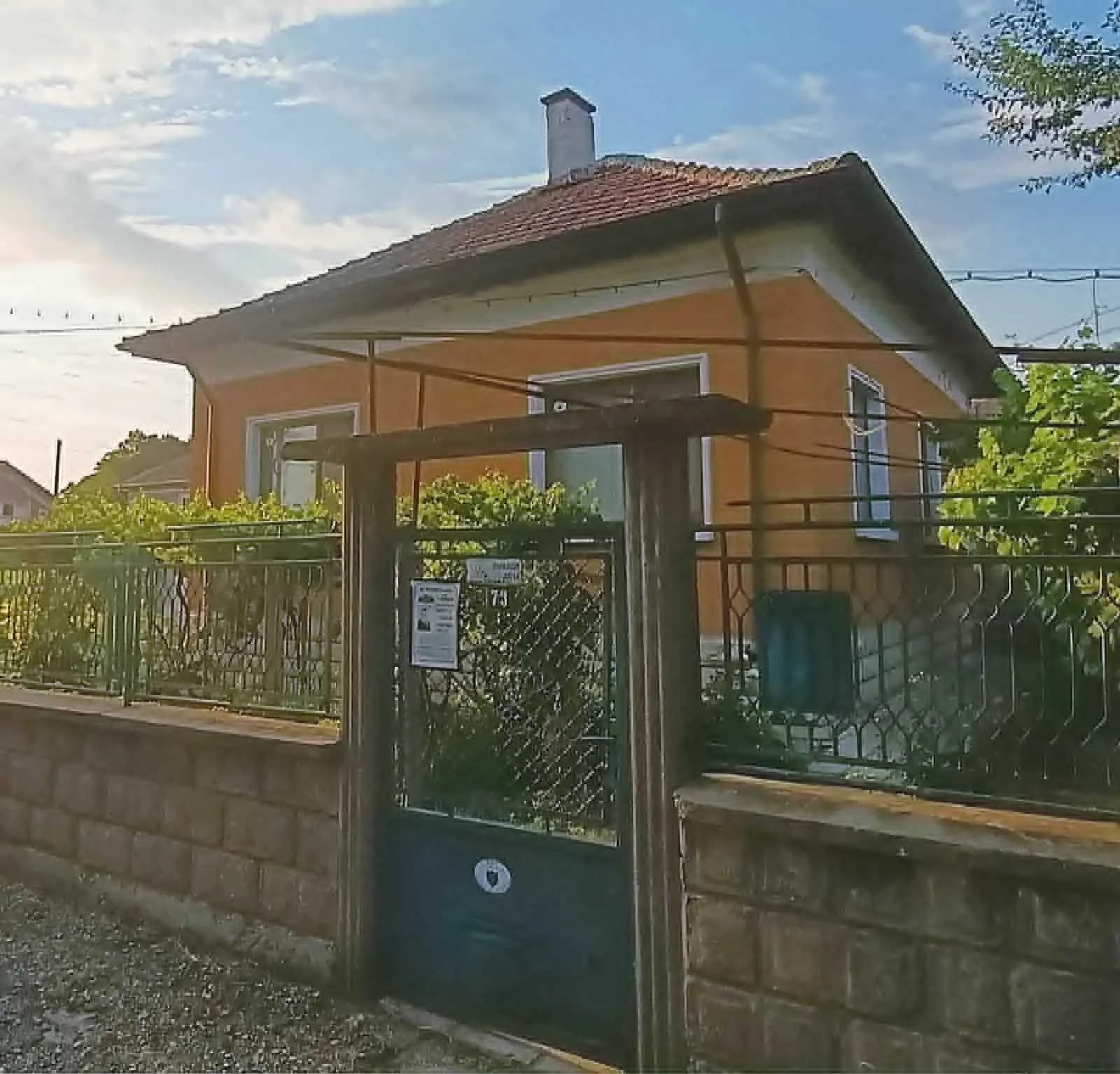 Byal Slatina'da Garaj ve Ek Yapı ile Ev