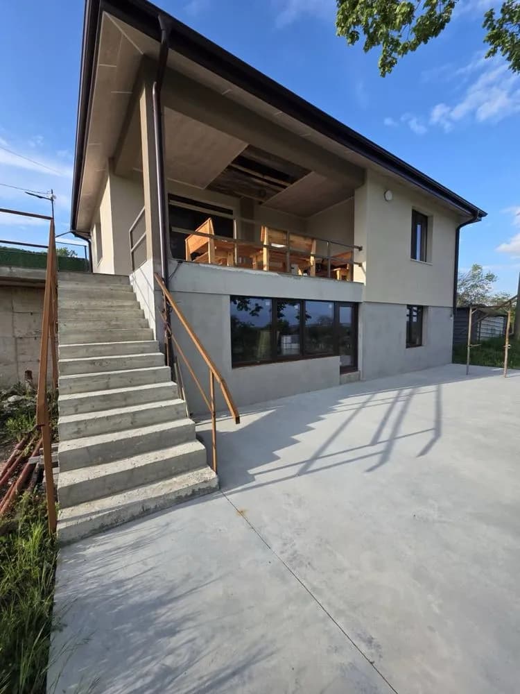 Provadiya Yolu'nda İki Katlı Villa, 2206m² Bahçe, 15m. ve 70m. İki Kuyu