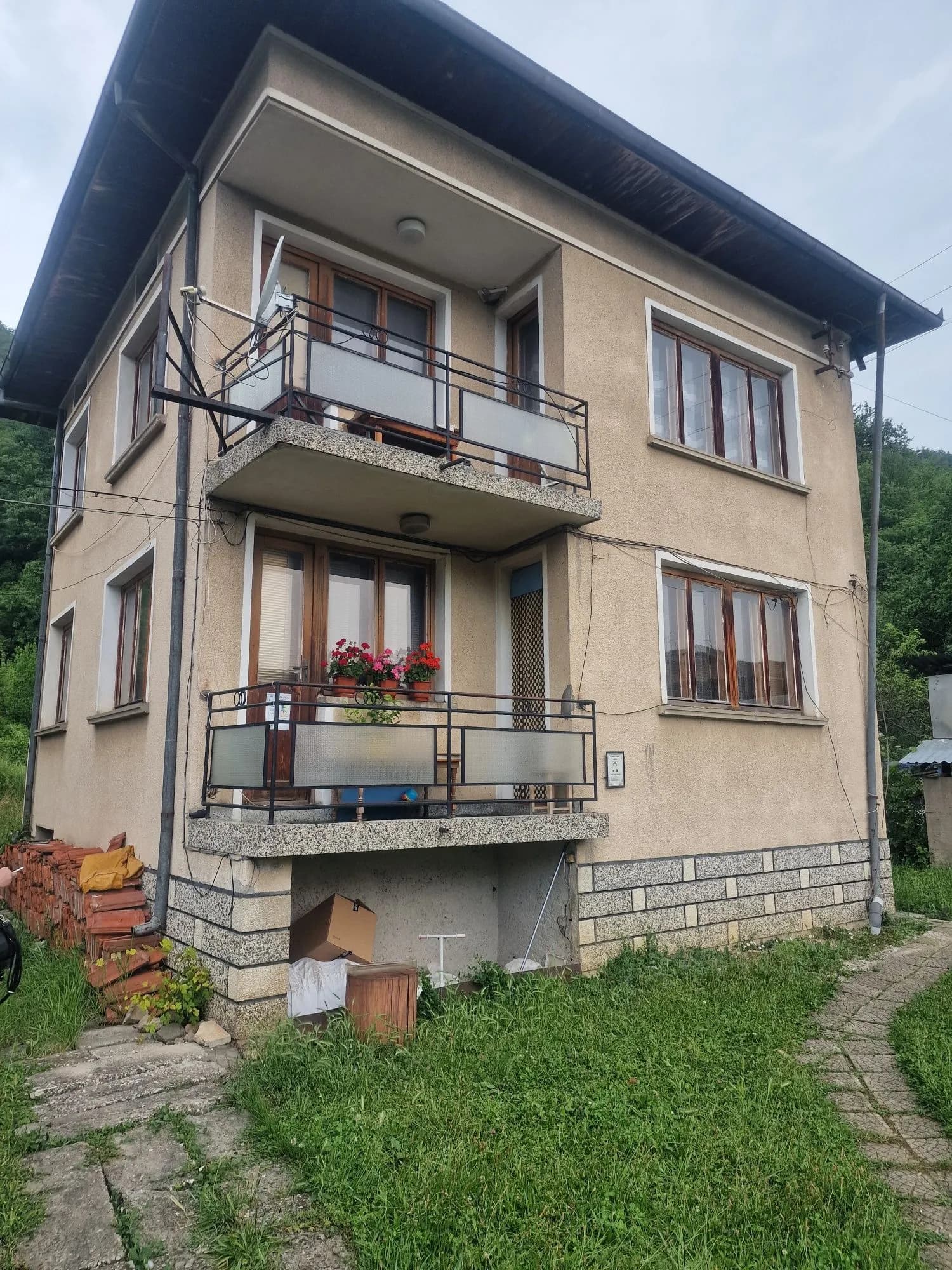 Troyan'ın güney bölgesinde 60 m² iki katlı monolitik ev