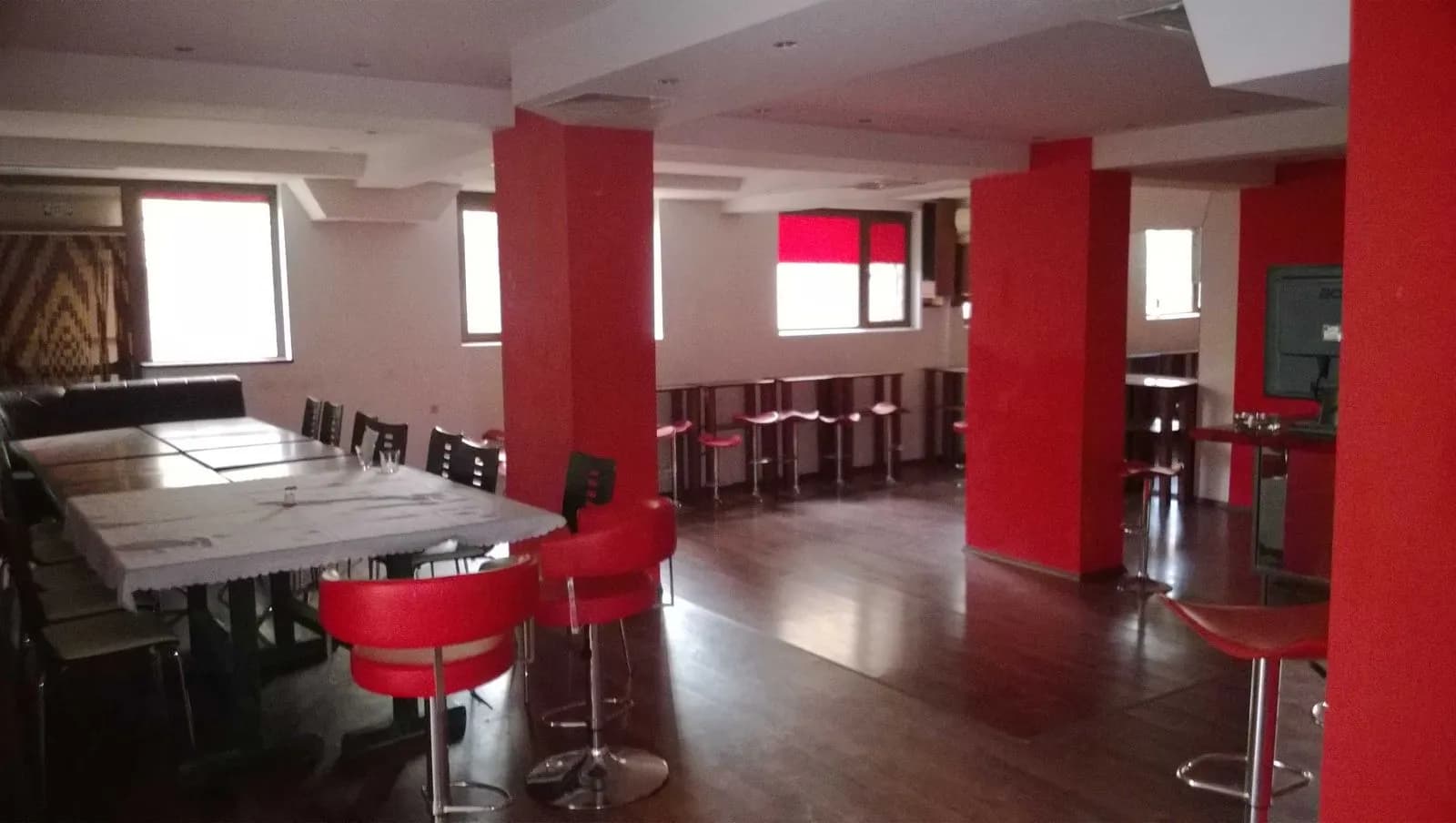 145 m² ticari işletme bitişik avluyla