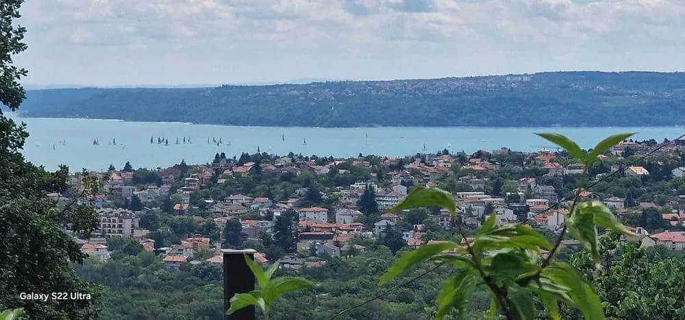Varna Manastirski Rid Satılık Ev/Vila – Deniz Panoraması, Elektrik ve Su Sayaçlı, Noter Satışına Hazır Evraklar, Banka Kredisi İmkanı