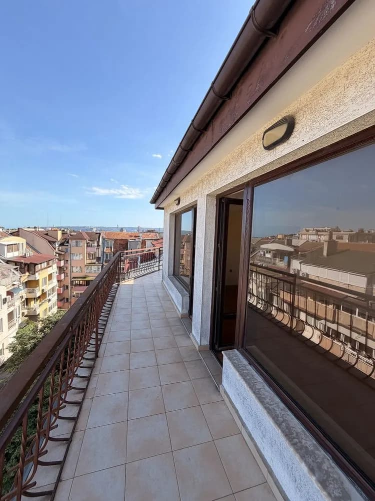 Varna Merkez'de Benzersiz Lüks Penthouse 194,68 m² Garajı, Asansörü ve Tam Son Katı ile