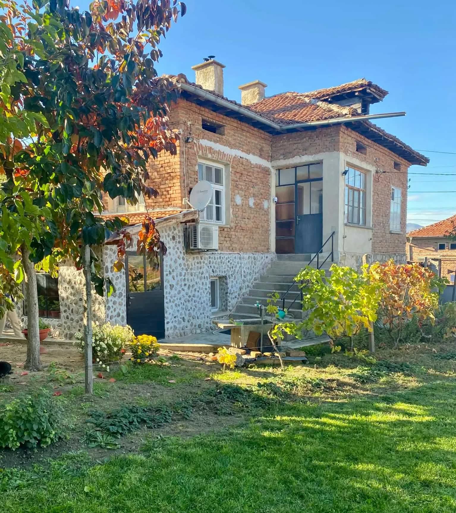 Karavelovo Köyünde Bahçeli Ev Satılıyor