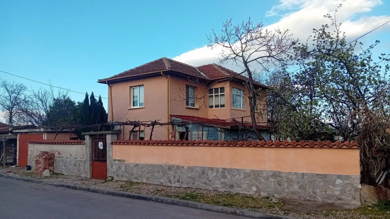 Katunitsa'da 2 Ev Satılıyor