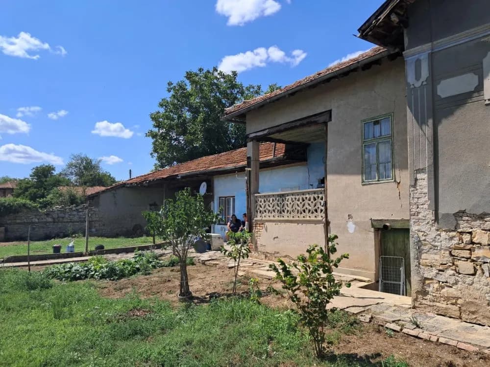 Lozen Köyünde Satılık Ev
