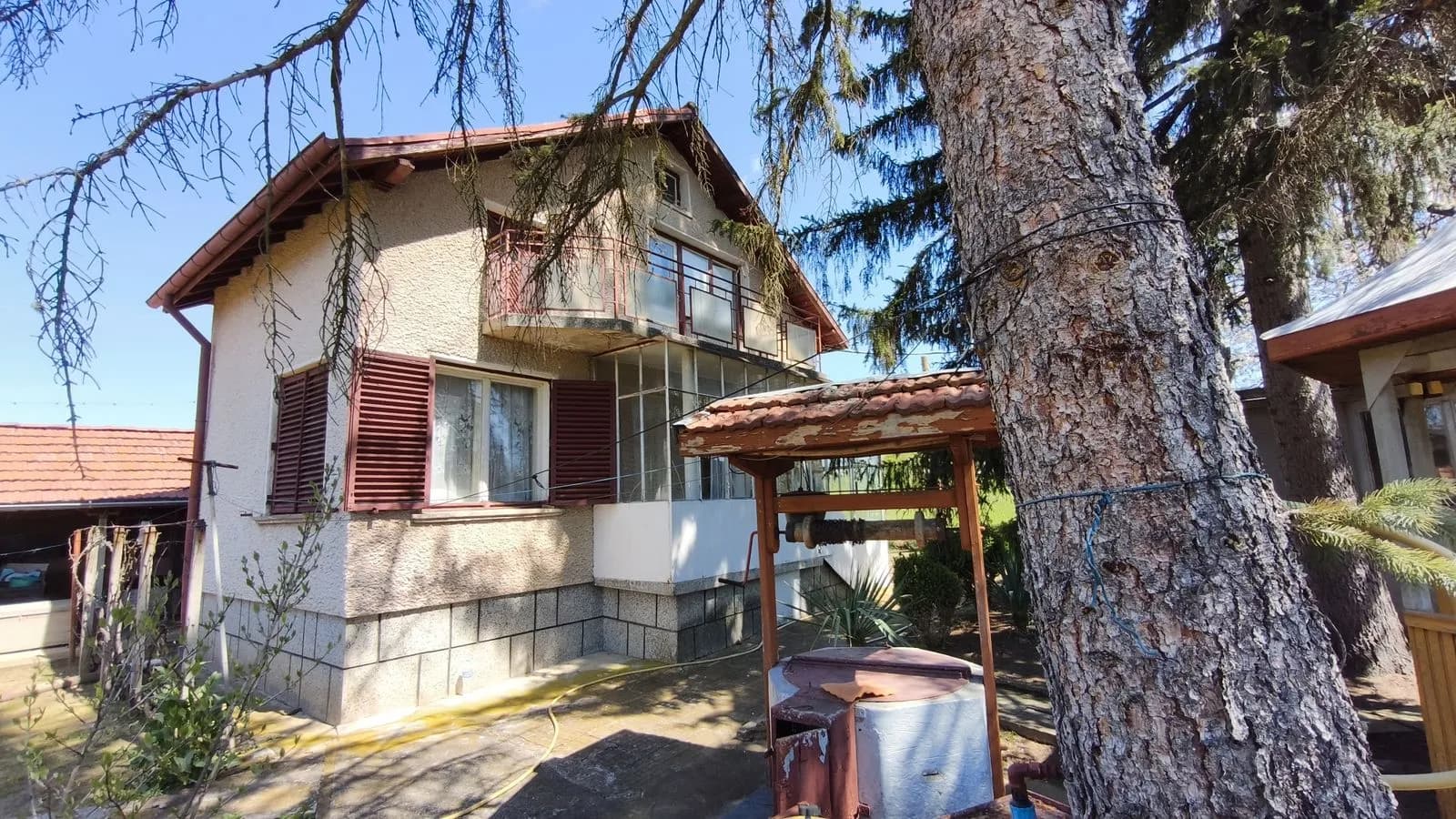 Sofia Yakınlarında Avlu ile Köy Evi