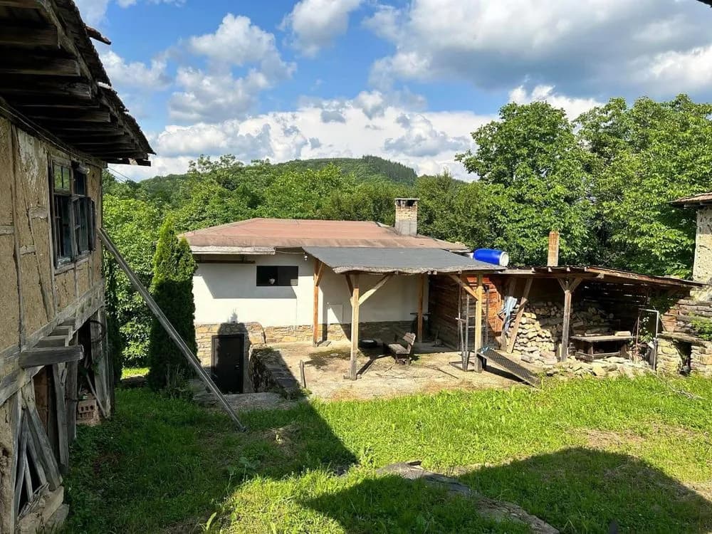 Krvenik Köyünde Ev ve Geniş Bahçe – Sevliyevo Şehrinden Sadece 30 km Uzaklıkta Huzur, Doğa ve Rahatlık