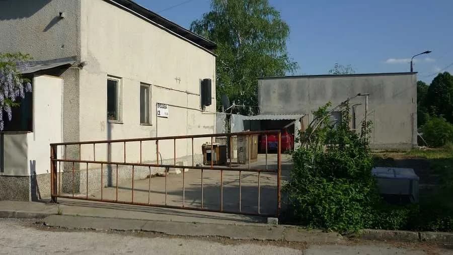 Sahibi endüstriyel bölgede iki binayı satıyor