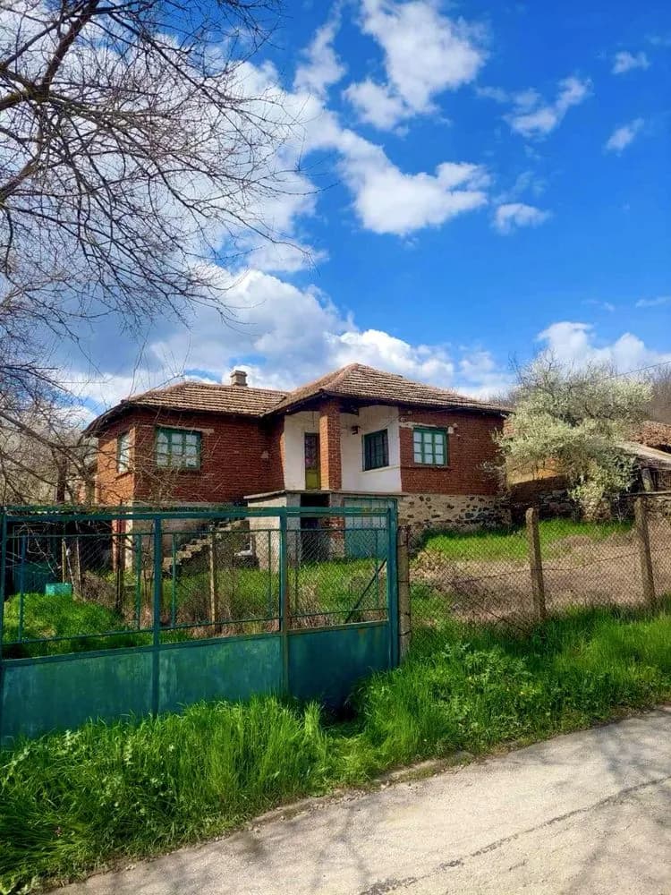 Masif Kırsal Ev ve Bahçesi