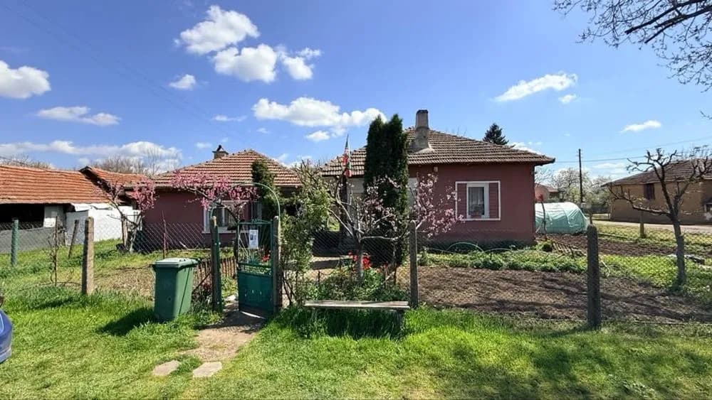 Brusartsi Yakınında 1120 m² Bahçeli, İki Evli Emlak