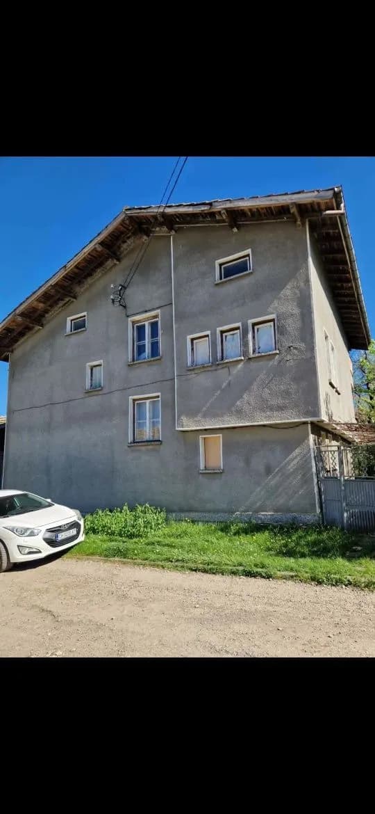Slavyanova Köyünde Geniş Ev