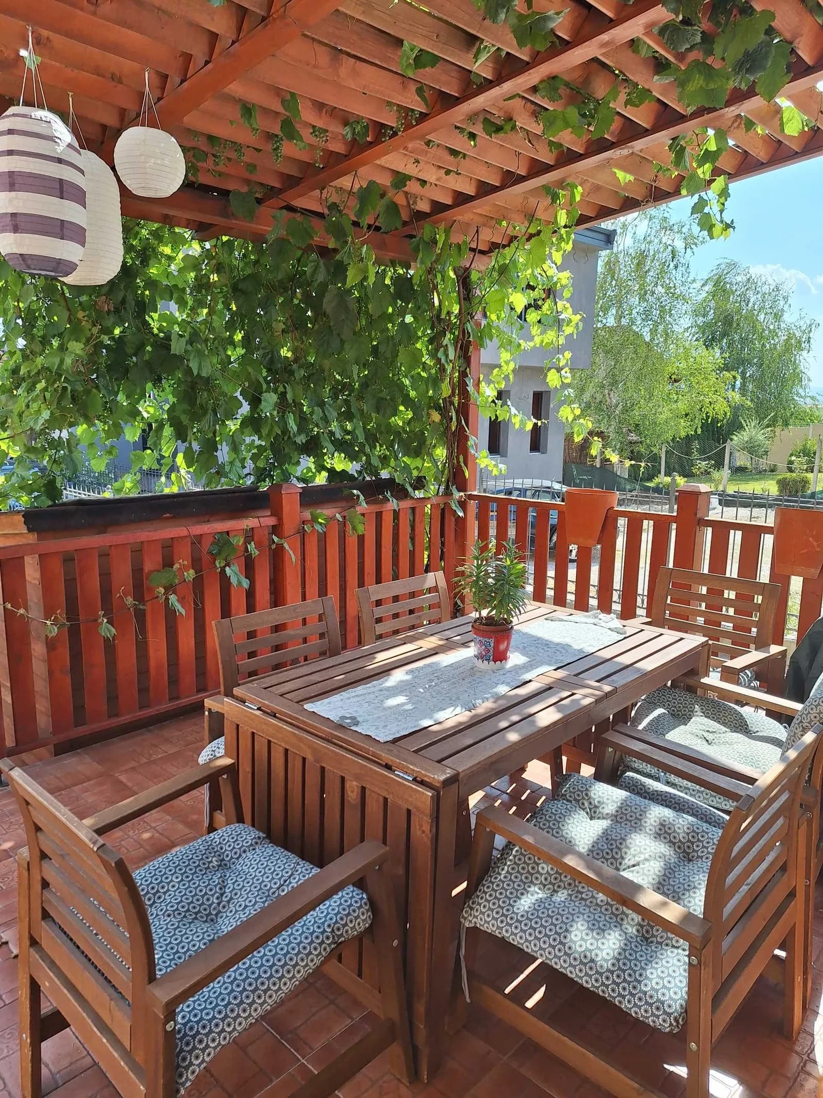 İki Katlı Bahçeli Ev