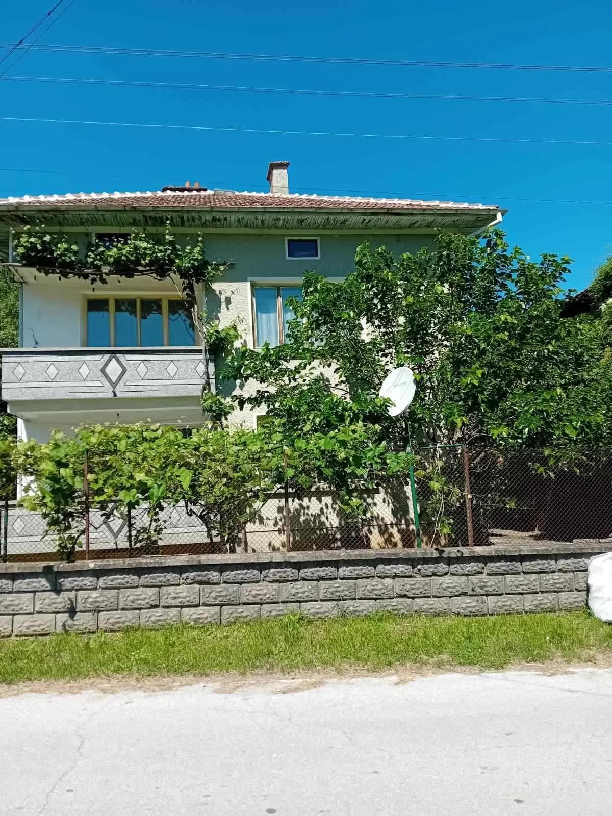 Plachkovtsi'de İki Katlı Ev, 752 m² Bahçe ile Satılık