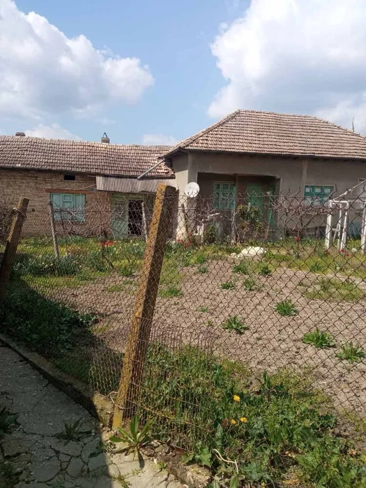Ломци Köyünde Ev