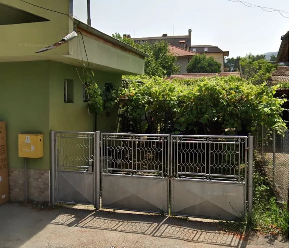 Çalışan Mağazalı, Garajlı ve Eklentili Ev Satılıyor