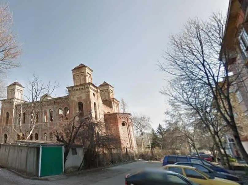 Acil, Sinagog Yakınında Daire