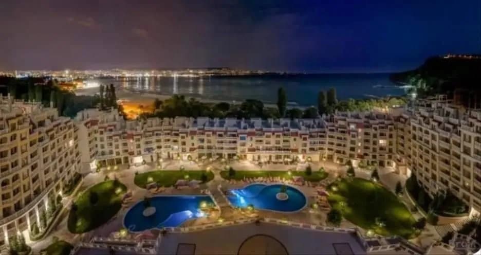 Varna'da Deniz Manzaralı Birinci Sıra Apartman + Otopark Yeri