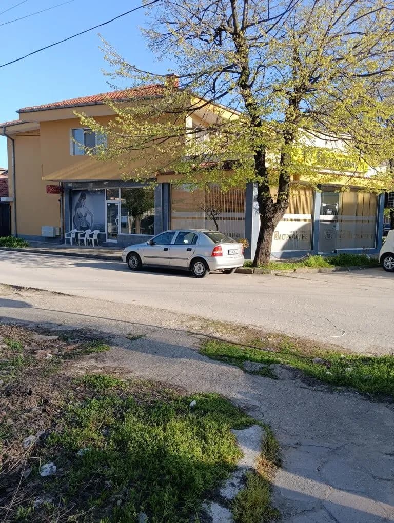İki Katlı Bina: Konut ve İki Ticari İşletme