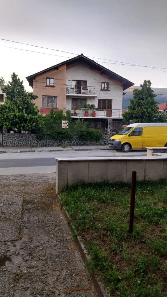 Pirdup Şehrinde Merkezi Konumda 3 Katlı Masif Ev